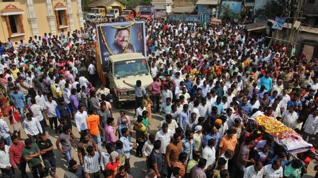 Hundreds throng the funeral procession of corporator Manoj Mhatre at Kalwar village(File photo)