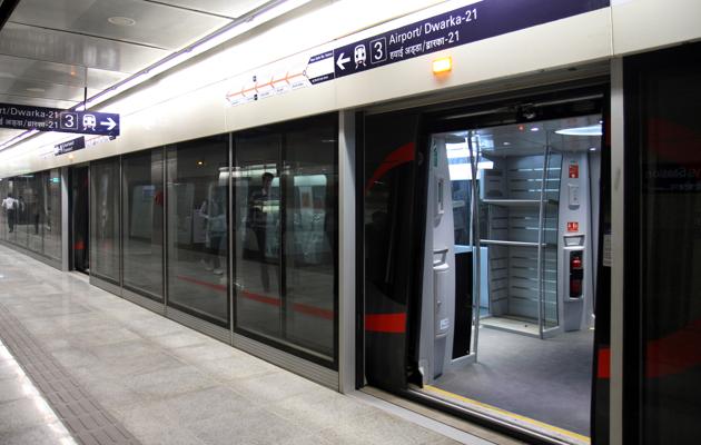 Platform Screen Doors are currently functional on the Airport Express line of the Delhi Metro.(HT File) Platform Screen Doors are currently functional on the Airport Express line of the Delhi Metro.(HT File)