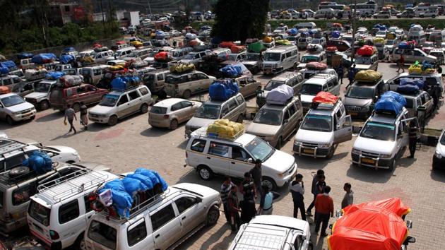 Passengers sit outside stranded vehiclesin Jammu as they wait for the opening of the Jammu-Srinagar national highway. (Nitin Kanotra/HT Photo) Passengers sit outside stranded vehiclesin Jammu as they wait for the opening of the Jammu-Srinagar national highway. (Nitin Kanotra/HT Photo)