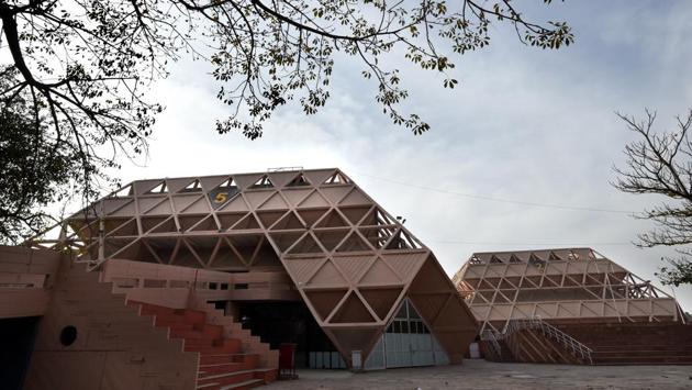 A total of 27 halls and pavilions including 23 state pavilions, six ministry pavilions, eight halls (No. 1-6, 14 and 15) are to be razed. However, air-conditioned exhibition halls (7A-H, 8,9, 10,11,12,12A &18) will not be demolished and the annual IITF for 2017 and 2018 will be held in these halls, the ITPO officials said. (Arvind Yadav/HT PHOTO)