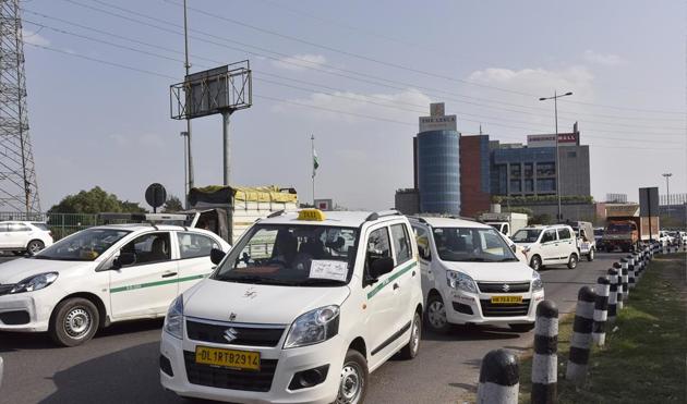 Grounded cabs outside the Ola office on the Delhi-Gurgaon border. (SANJAY VERMA/HT PHOTO) Grounded cabs outside the Ola office on the Delhi-Gurgaon border. (SANJAY VERMA/HT PHOTO)