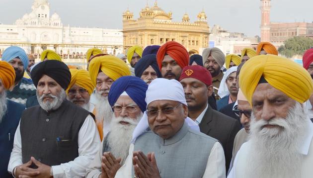 Bihar chief minister Nitish Kumar along with SGPC chief Kirpal Singh Badungar(centre) and Punjab education minister Daljit Singh Cheema (left) paying obeisance at Golden Temple in Amritsar on Sunday.(Sameer Sehgal/HT Photo)