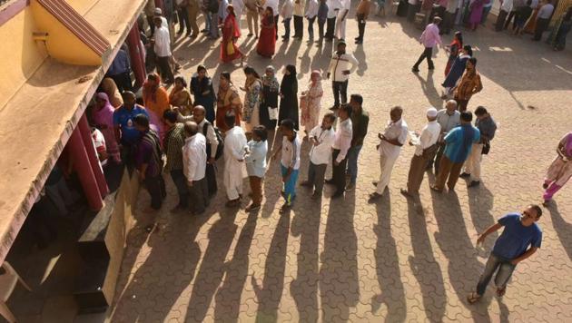 Some stood in scorching sun to cast their vote. (PRATHAM GOKHALE/HT) 
