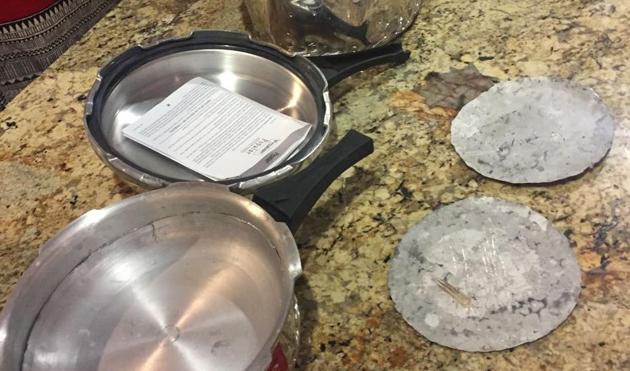The gold plates were recovered from the pressure pan of the cooker. (HT photo) The gold plates were recovered from the pressure pan of the cooker. (HT photo)