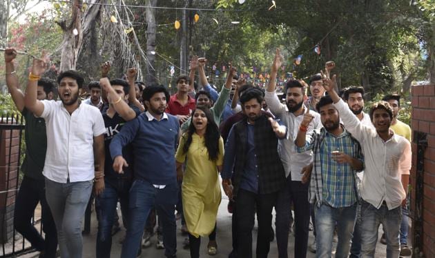 The students and members of Akhil Bharatiya Vidyarthi Parishad (ABVP) shouting slogans at Ramjas College in New Delhi, India.(Sushil Kumar/HT PHOTO)