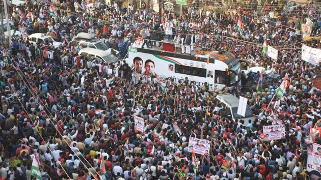 Uttar Pradesh chief minister Akhilesh Yadav and Congress vice-president Rahul Gandhi during an election campaign in Allahabad. (Ashok Dutta/Hindustan Times) Uttar Pradesh chief minister Akhilesh Yadav and Congress vice-president Rahul Gandhi during an election campaign in Allahabad. (Ashok Dutta/Hindustan Times)