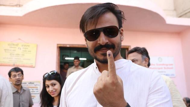 Actor Vivek Oberoi after casting his vote at Iskon temple near Juhu in Mumbai. (Prodip Guha/ht photo) 