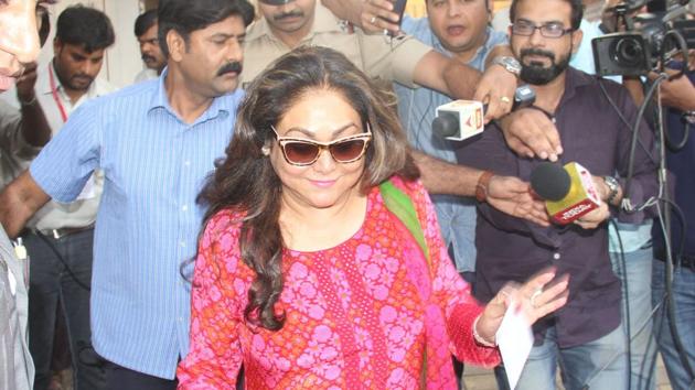 GRAND ENTRY: Tina Ambani tries to wade her way through mediapersons in Colaba. (Bhushan Koyande/ht photo) 