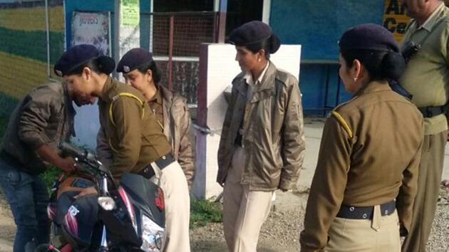 A team of Himachal police's women anti-narcotic cell carrying out search during a campaign against drug mafia in Nurpur area of Kanga district on Monday.(HT Photo)