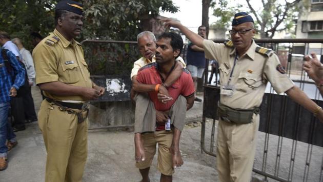 An elderly man reaches a polling station at Vile Parle. (Satish Bate/HT PHOTO)