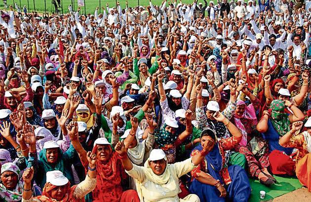 Jats protesting at Jassia village in Rohtak district on Tuesday. (Manoj Dhaka/HT) Jats protesting at Jassia village in Rohtak district on Tuesday. (Manoj Dhaka/HT)