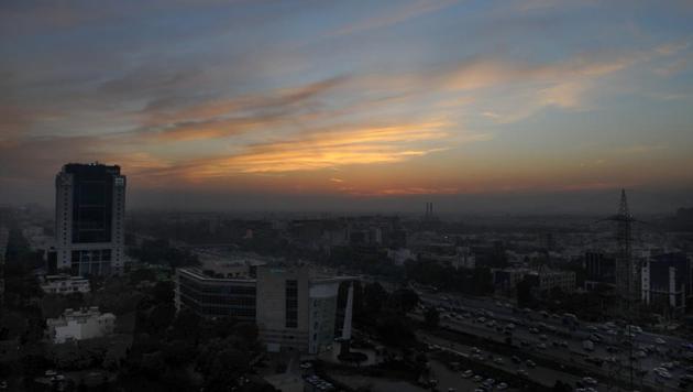 The minimum temperature is likely to dip to 11 degrees Celsius over the weekend and the city might get light showers. (Parveen Kumar/HT Photo) The minimum temperature is likely to dip to 11 degrees Celsius over the weekend and the city might get light showers. (Parveen Kumar/HT Photo)