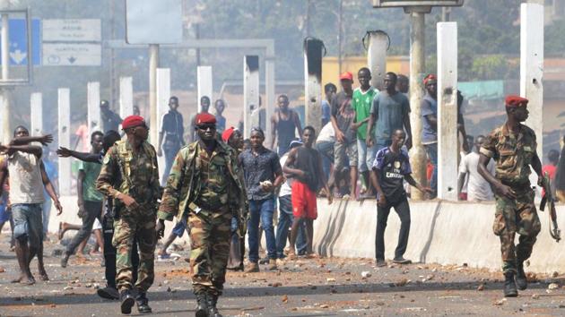 Soldiers walk in a street during a protest of teachers asking for wage increase and more hiring on February 20, 2017 in Conakry. (AFP Photo) Soldiers walk in a street during a protest of teachers asking for wage increase and more hiring on February 20, 2017 in Conakry. (AFP Photo)