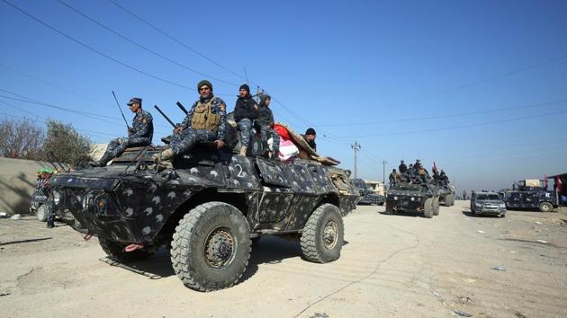 Iraqi security forces advance in the village of al-Buseif, south of Mosul, during an offensive to retake the western side of the city from Islamic State (IS) group fighters on February 21, 2017. (AFP Photo) Iraqi security forces advance in the village of al-Buseif, south of Mosul, during an offensive to retake the western side of the city from Islamic State (IS) group fighters on February 21, 2017. (AFP Photo)