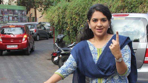 Shaina N C  show her inked marked finger after casting her vote at Pedder Road in Mumbai. (Bhushan Koyande/HT Photo) 