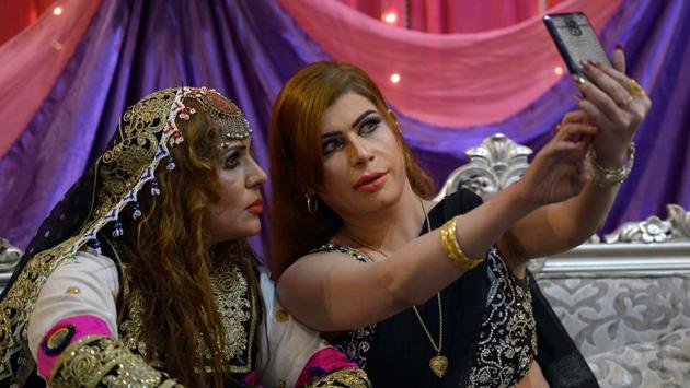 Members of Pakistani transgender community attend a party in Peshawar.  (Abdul MAJEED / AFP) 
