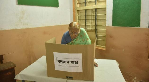 Senior citizens were among the first few voters at most booth, including this one at Goregaon. (Pratham Gokhale/HT PHOTO)