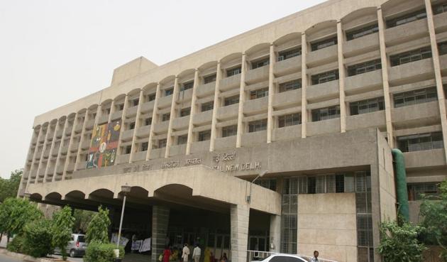 Safdarjung is one of the busiest government hospitals in Delhi, with a daily footfall of 7,000-8,000 patients. (Sonu Mehta/HT File) Safdarjung is one of the busiest government hospitals in Delhi, with a daily footfall of 7,000-8,000 patients. (Sonu Mehta/HT File)