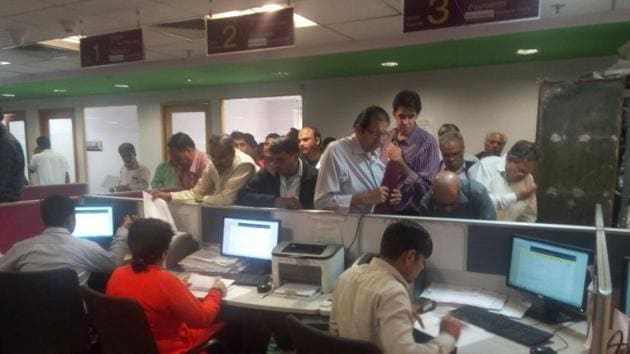 Although taxpayers can make payments till next week, long queues were seen at the citizen facilitation centres (CFCs) in Sector 34 and Civil Lines on Tuesday as people rushed to clear their dues.(HT Photo) Although taxpayers can make payments till next week, long queues were seen at the citizen facilitation centres (CFCs) in Sector 34 and Civil Lines on Tuesday as people rushed to clear their dues.(HT Photo)