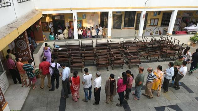 A scene at a polling station in Bhandup. (Pratik Chorge/HT PHOTO)