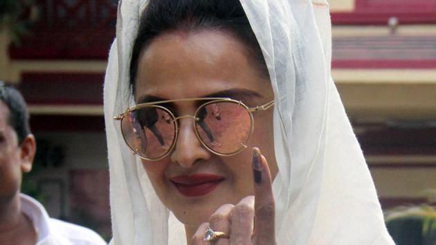 Actor Rekha was among the first ones from Bollywood to cast her vote. (Pramod Thakur/HT PHOTO) 