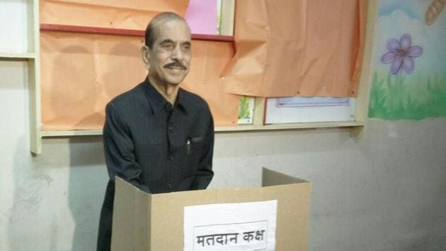 Shiv Sena leader and former Lok Sabha speaker Manohar Joshi casts his vote at Bal Mohan School, Dadar on Tuesday. (Vijayanand Gupta/HT PHOTO) 