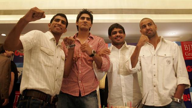 After Vijender Singh (2nd from left), Jitender Kumar (extreme left) and Akhil Kumar (extreme right) will turn pro boxers.(HT Photo)