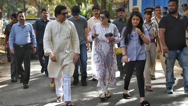 MNS chief Raj Thackarey outside the polling booth with his family. (Pratik Chorge/HT PHOTO) 