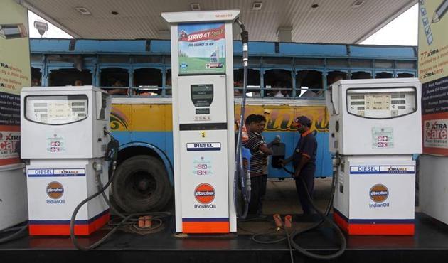 Diesel vehicles which are more than 10 years old, are not major contributors to air pollution, the Centre told the National Green Tribunal while seeking stay of its ban order in Delhi-NCR.(Reuters File Photo) Diesel vehicles which are more than 10 years old, are not major contributors to air pollution, the Centre told the National Green Tribunal while seeking stay of its ban order in Delhi-NCR.(Reuters File Photo)