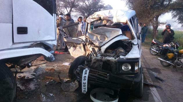 The Tata Sumo turned into rubble after the accident(HT PHOTO)