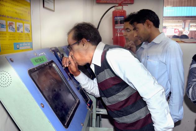 A railway employee uses breathalyser to mark attendance at Jaipur station.(Prabhakar Sharma/HT)