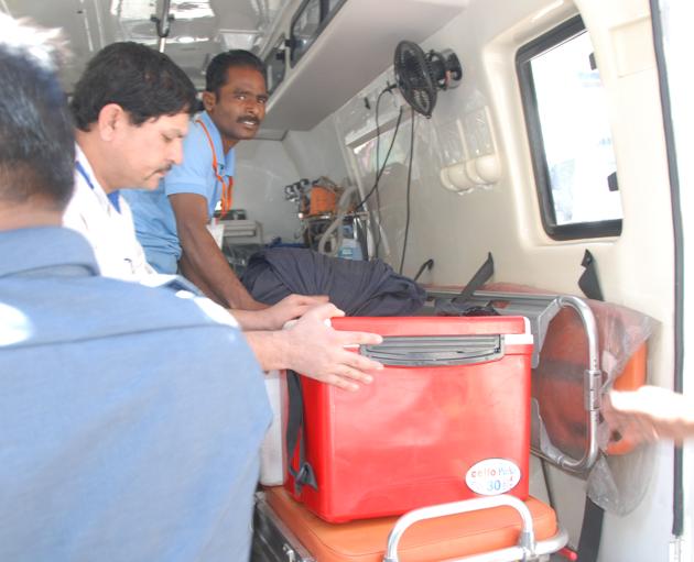 A team of doctors from the hospital rushed to Aurangabad on Tuesday morning, when Zonal Transplant Coordination Committee officials informed them about the availability of the organ. (HT photo)