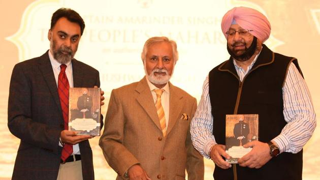 (Left to right) Author Khushwant Singh, publisher Ashok Chopra, and Captain Amarinder Singh at the launch of his biography ‘The People's Maharaja’ in Chandigarh on Tuesday.(Sanjeev Sharma/HT Photo)