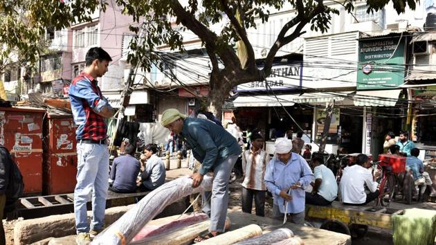 Katra Neel, A cloth market at Chandni Chowk on February 22, 2017. The area is one of the locations where a plan has been formulated to decongest the crowded area. (Sushil Kumar/HT PHOTO)