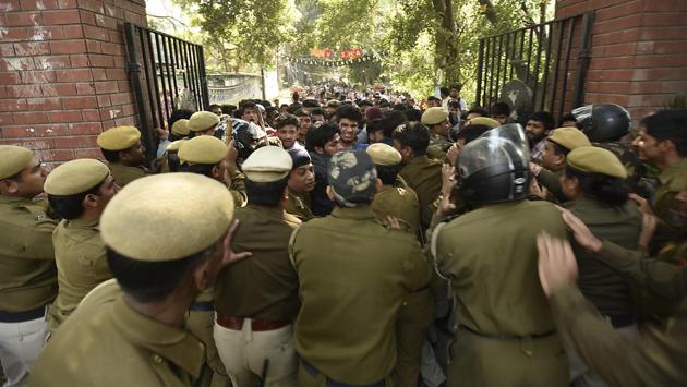 As the protesters reached Arts Faculty, ABVP members tried to intercept the march by allegedly throwing bottles at the protesting students. They also allegedly snatched the phone of Shehla, who was to speak at the event (Raj K Raj/HT PHOTO)
