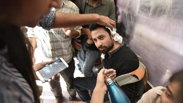 ABVP members sat outside Maurice Nagar police station, blocking the entry of others who wanted to go inside to lodge complaint. Both the sides filed cross complaints though no FIR has been filed so far. (Raj K Raj/HT PHOTO)