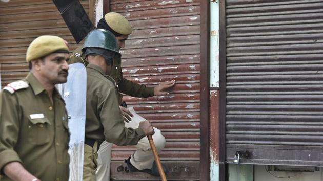 The police told shopkeepers near Patel Chest to down their shutters to prevent vandalism. (Raj K Raj/HT PHOTO)