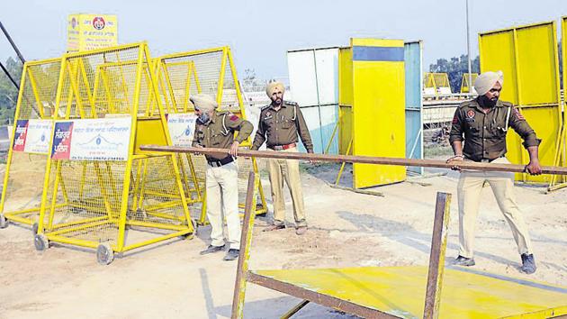 The government has barricaded roads, brick-walled bridges and deployed around 2,000 security personnel in the area. (Bharat Bhushan/HT Photo) The government has barricaded roads, brick-walled bridges and deployed around 2,000 security personnel in the area. (Bharat Bhushan/HT Photo)