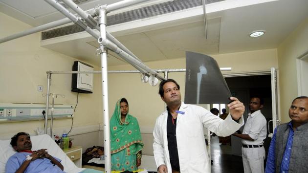 The cost of the uncemented implant that was used for surgery at the district hospital was Rs 1.20 lakh.(HT PHOTO)