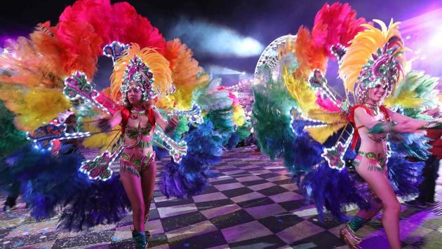 Dancers perform during the 133rd edition of the Nice Carnival in Nice, southeastern France. (VALERY HACHE/ AFP)