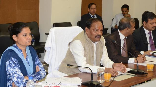Chief Minister Raghubar Das presides over a review meeting with state officials at Project Building, Ranchi (HT Photo) Chief Minister Raghubar Das presides over a review meeting with state officials at Project Building, Ranchi (HT Photo)
