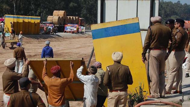 Ambala: Punjab Police make arrangements near Ambala ahead of Punjab-Haryana Border on Wednesday as Indian National Lok Dal (INLD) party activists threatened to march to Punjab on Feb23 on the issue of SYL Canal. PTI Photo (PTI2_22_2017_000249A) (PTI) Ambala: Punjab Police make arrangements near Ambala ahead of Punjab-Haryana Border on Wednesday as Indian National Lok Dal (INLD) party activists threatened to march to Punjab on Feb23 on the issue of SYL Canal. PTI Photo (PTI2_22_2017_000249A) (PTI)
