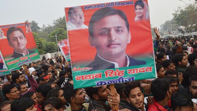 Akhilesh Yadav's supporters outside the CM’s official residence at Kalidas road in Lucknow. (Deepak Gupta/ Hindustan Times)