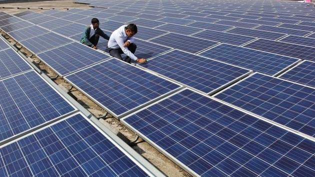 India is ramping up solar capacity to cut reliance on fossil fuels and move towards clean energy as part of the broader compliance to Climate Change Agenda of cutting emission levels.(HT File Photo)