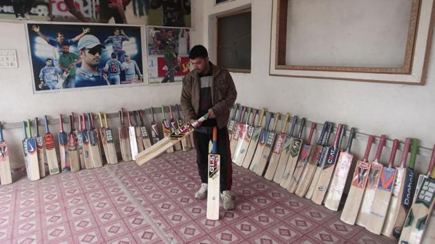 Ready to be sold, bats on display in the local sporting goods shops. (Waseem Andrabi / HT Photo)