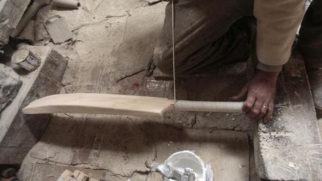 The handles of the bat are looped with thread to make the grip. (Waseem Andrabi / HT Photo)