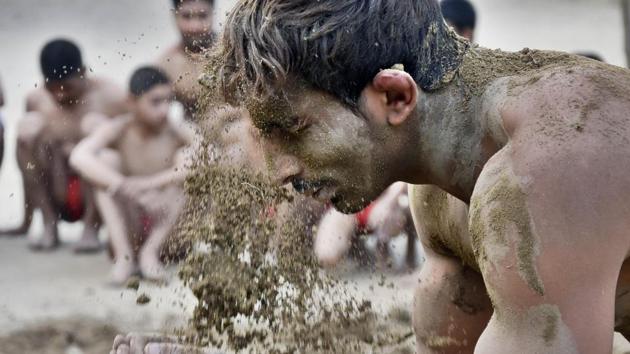 Wrestler smearing mud over himself before ‘Kushti’ (wrestling) at Krishan Pehalwan Akhaara (P and T) facility in Amritsar on Wednesday. (Gurpreet Singh/HT Photo)