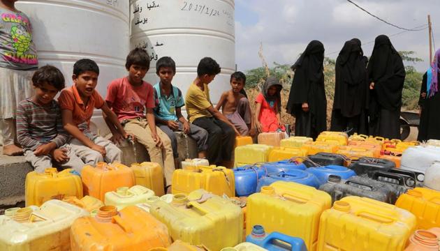 Yemenis collect water from a donated source amid continuing wide spread disruption of water supply in the impoverished coastal village on the outskirts of the Yemeni port city of Hodeidah, on February 20, 2017. (AFP Photo) Yemenis collect water from a donated source amid continuing wide spread disruption of water supply in the impoverished coastal village on the outskirts of the Yemeni port city of Hodeidah, on February 20, 2017. (AFP Photo)