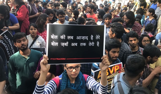 Students of Delhi University and Jawaharlal Nehru University protesting outside Delhi Police HQ.(Ravi Choudhary/HT Photo)