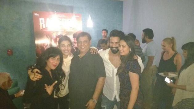 Shahid poses with Jacqueline Fernandez and David Dhawan. Shahid poses with Jacqueline Fernandez and David Dhawan.